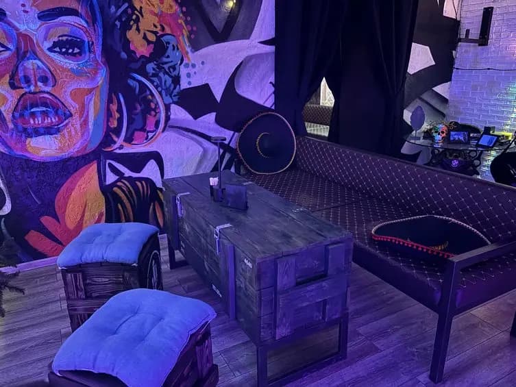 Уютный диван и стол в мексиканском стиле